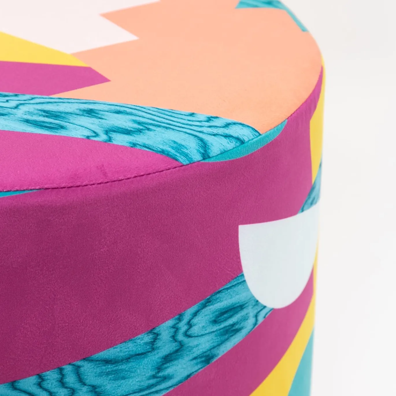 Alchimie Pouf in velluto e base in MDF con decoro astratto #2