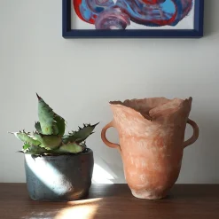 Anfora decorativa in ceramica marmorizzata rossa e crema