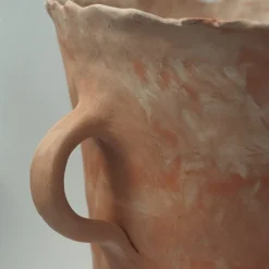 Anfora decorativa in ceramica marmorizzata rossa e crema