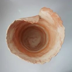 Anfora decorativa in ceramica marmorizzata rossa e crema