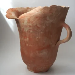 Anfora decorativa in ceramica marmorizzata rossa e crema