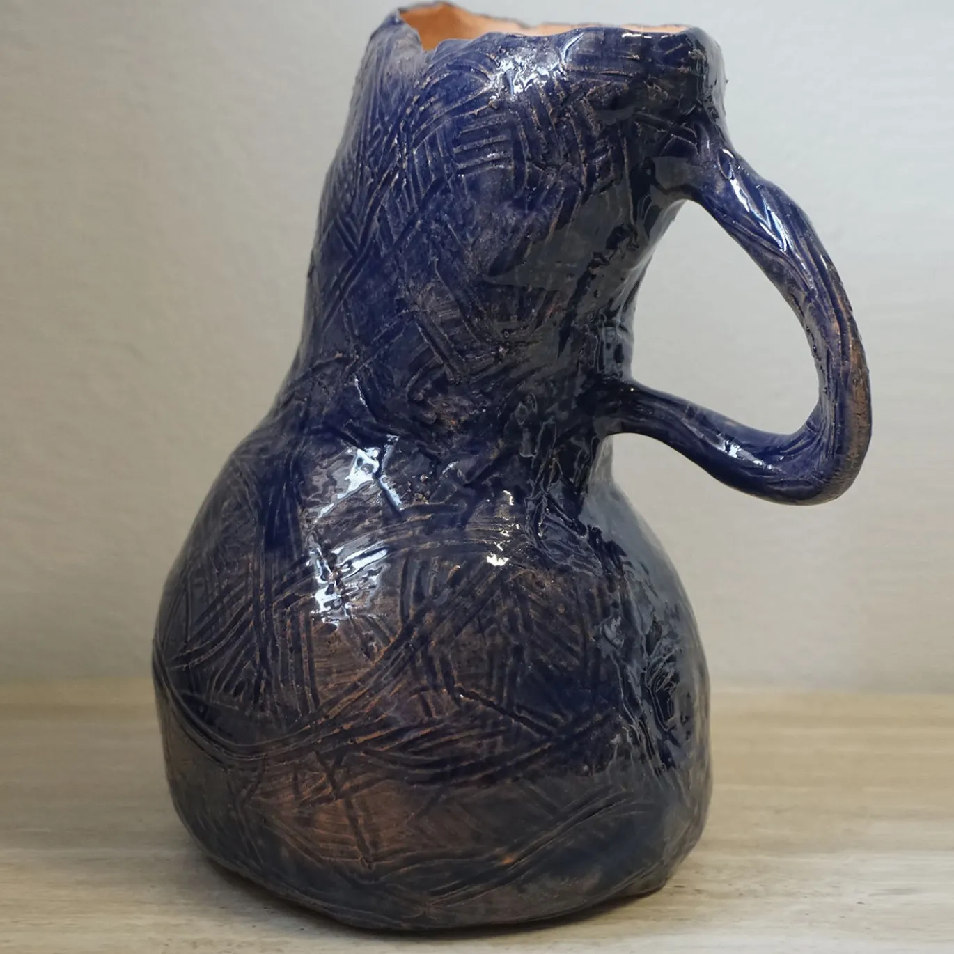 Anfora in ceramica smaltata cobalto con manico