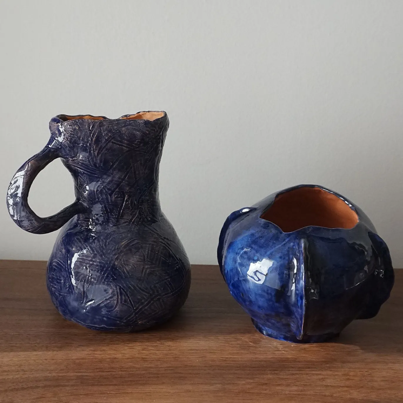 Anfora in ceramica smaltata cobalto con manico