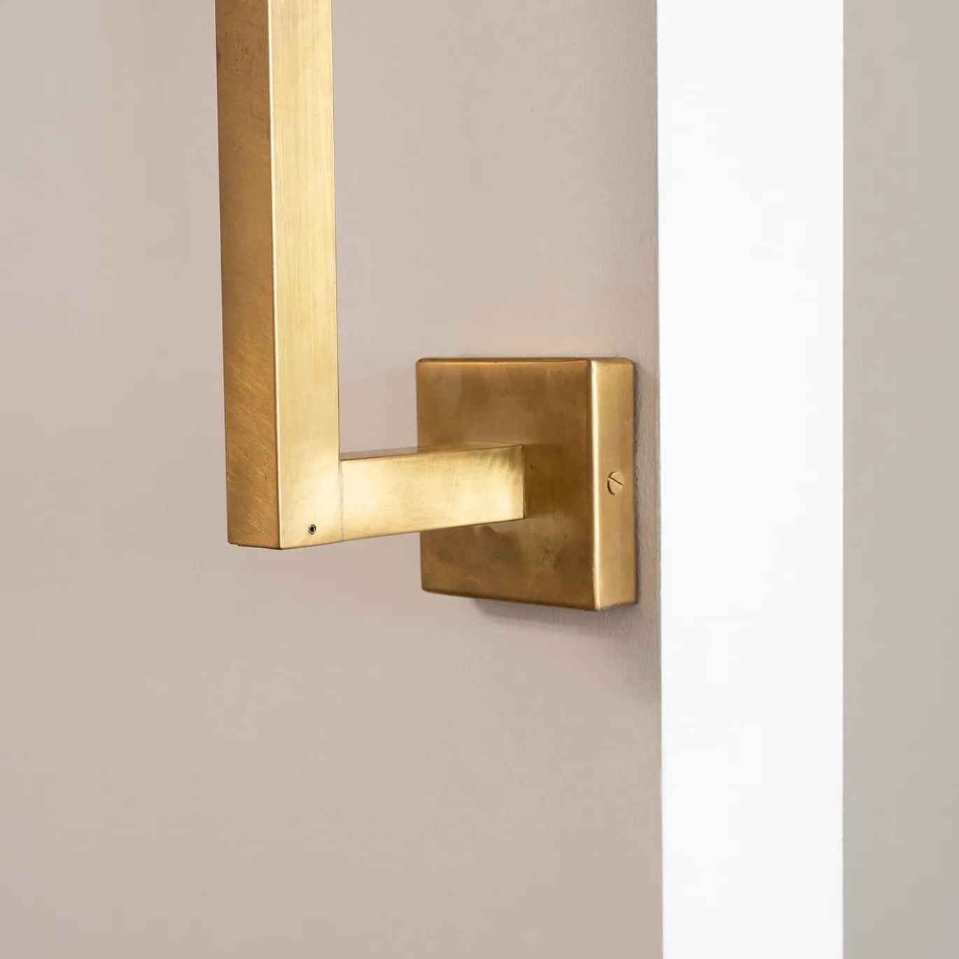 Applique Elle Verticale in Ottone con Finitura Dorata