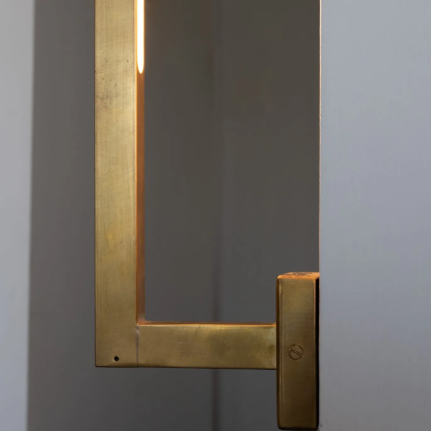 Applique Elle Verticale in Ottone con Finitura Dorata