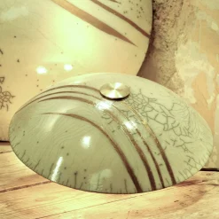 Applique E-TATE in ceramica bianca con pennellate d'oro