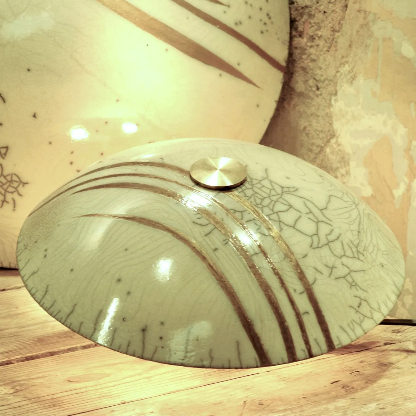 Applique E-TATE in ceramica bianca con pennellate d'oro