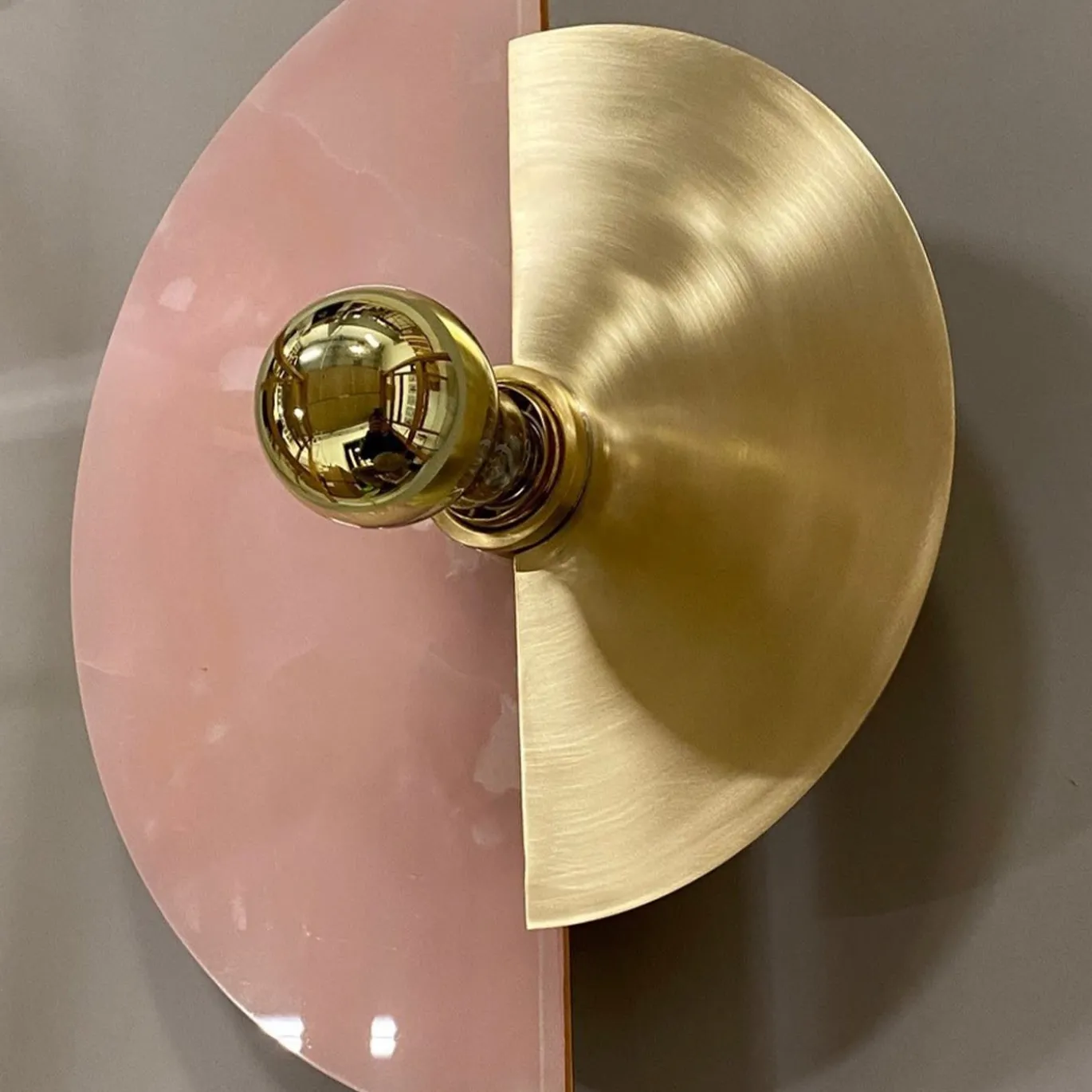 Applique Levante in ottone satinato e onice rosa
