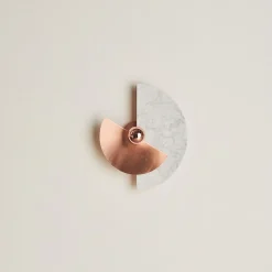 Applique Levante in rame satinato e marmo di Carrara