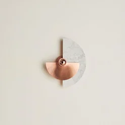 Applique Levante in rame satinato e marmo di Carrara
