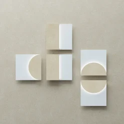 Applique Modulare X in ferro con finitura bianca e pietra beige