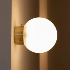 Applique Ro' PS con Vetro Bianco Latte e Base in Ottone con Finitura Dorata