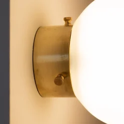Applique Ro' PS con Vetro Bianco Latte e Base in Ottone con Finitura Dorata