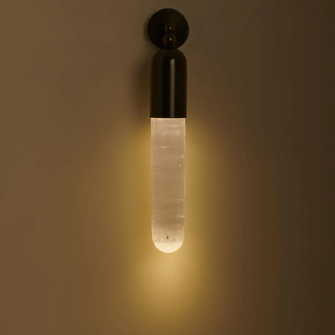 Applique Selene in bronzo e selenite