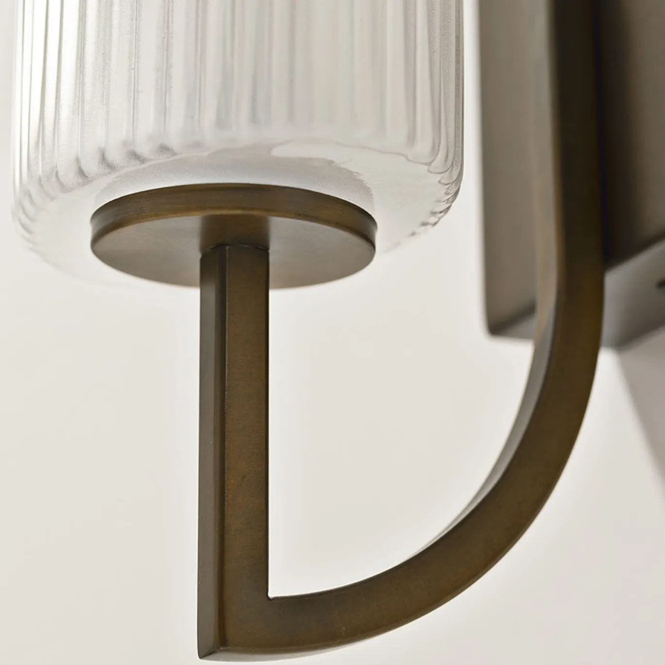 Applique Singola Cuspide in Vetro Bianco