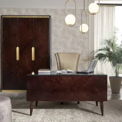 Armadio a 3 ante in eucalipto scuro con dettagli in ottone della collezione Studio Privè