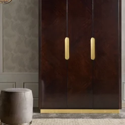 Armadio a 3 ante in eucalipto scuro con dettagli in ottone della collezione Studio Privè