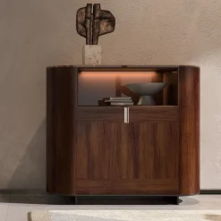 Armadio in legno con piano in marmo