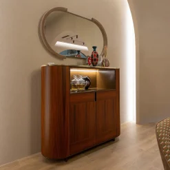 Armadio in legno con piano in marmo