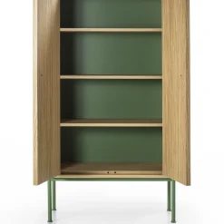 Armadio in legno di rovere Breathe con base e dettagli in ferro verde