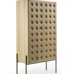 Armadio in legno di rovere Breathe con base e dettagli in ferro verde
