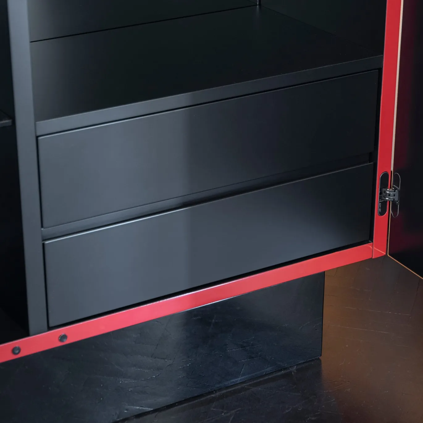 Armadio La Roue nero e rosso