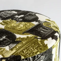 Base a cesto Roma e disegno di anfore antiche su pouf in velluto