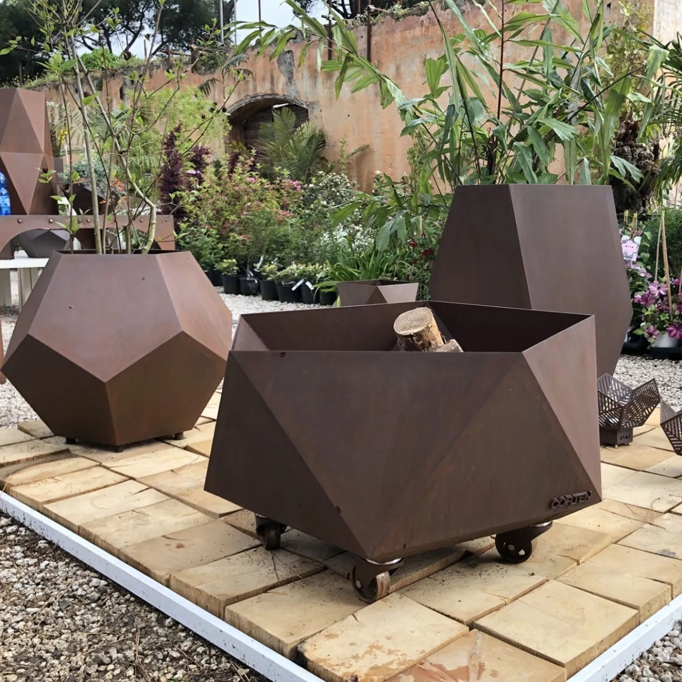 Braciere per esterni geometrico Fotià F.7 in acciaio corten
