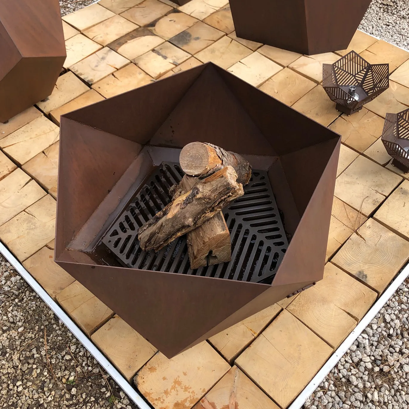 Braciere per esterni geometrico Fotià F.7 in acciaio corten