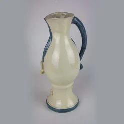 Brocca in ceramica con donna dai capelli blu