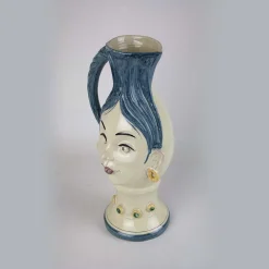 Brocca in ceramica con donna dai capelli blu