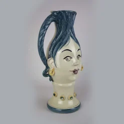 Brocca in ceramica con donna dai capelli blu