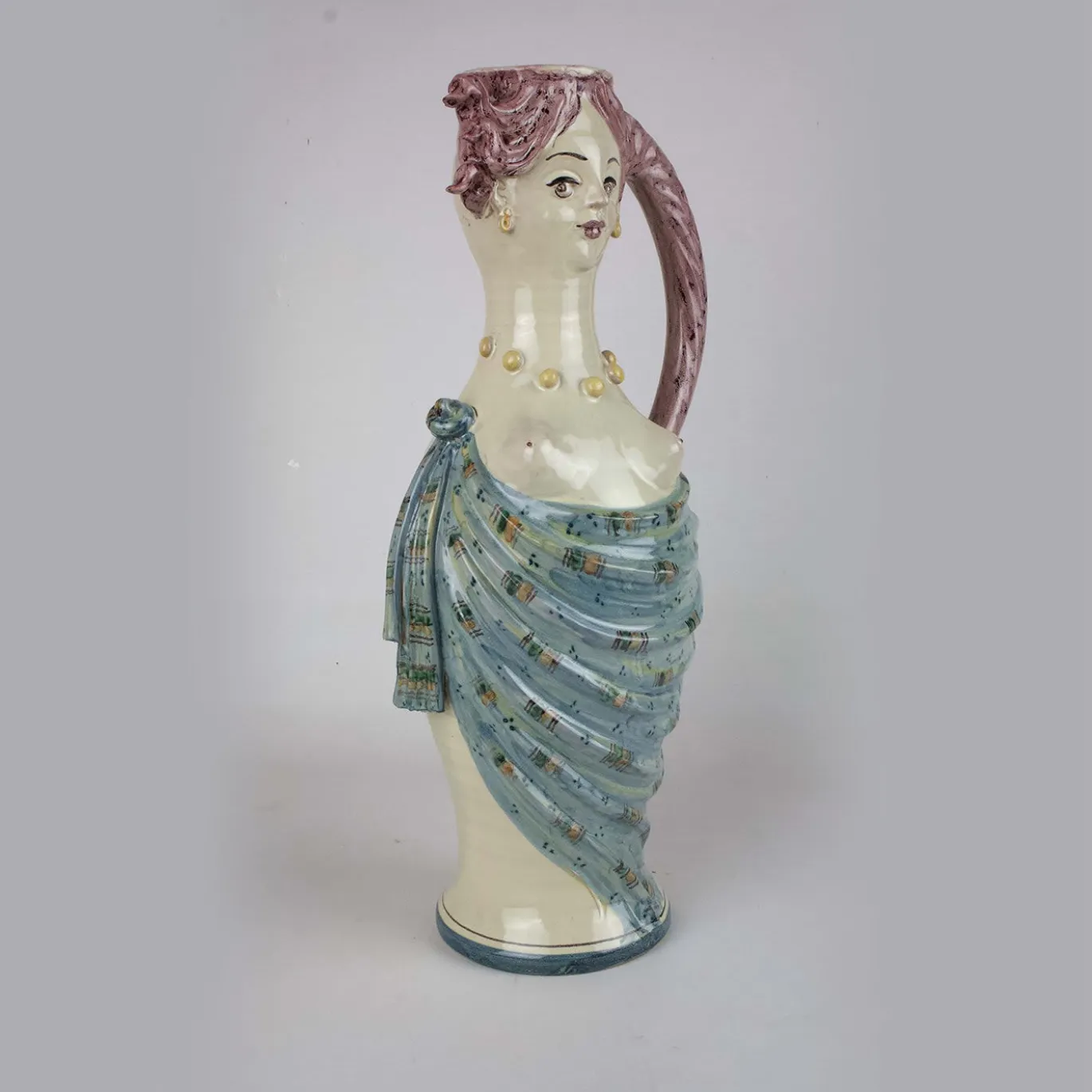 Brocca in ceramica con donna dai capelli rossi