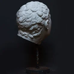 Busto di Gladiatore Borghese su piedistallo