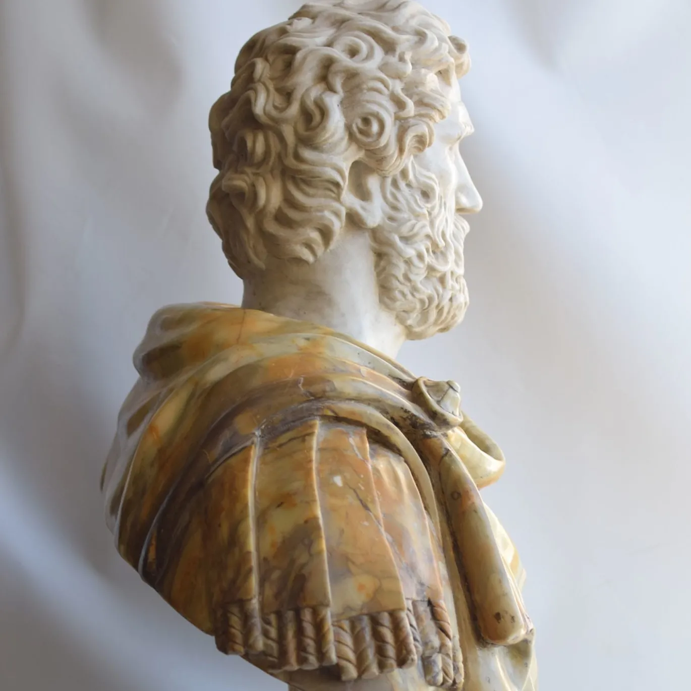 Busto in marmo dell'imperatore Antonino Pio