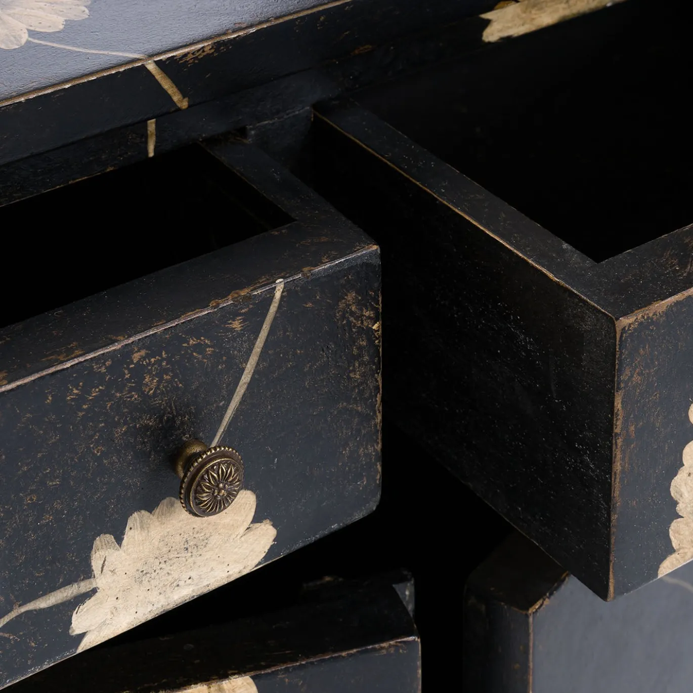 Cabinet Barberini piccolo in legno nero dipinto a mano con motivo a foglie e con cassetti
