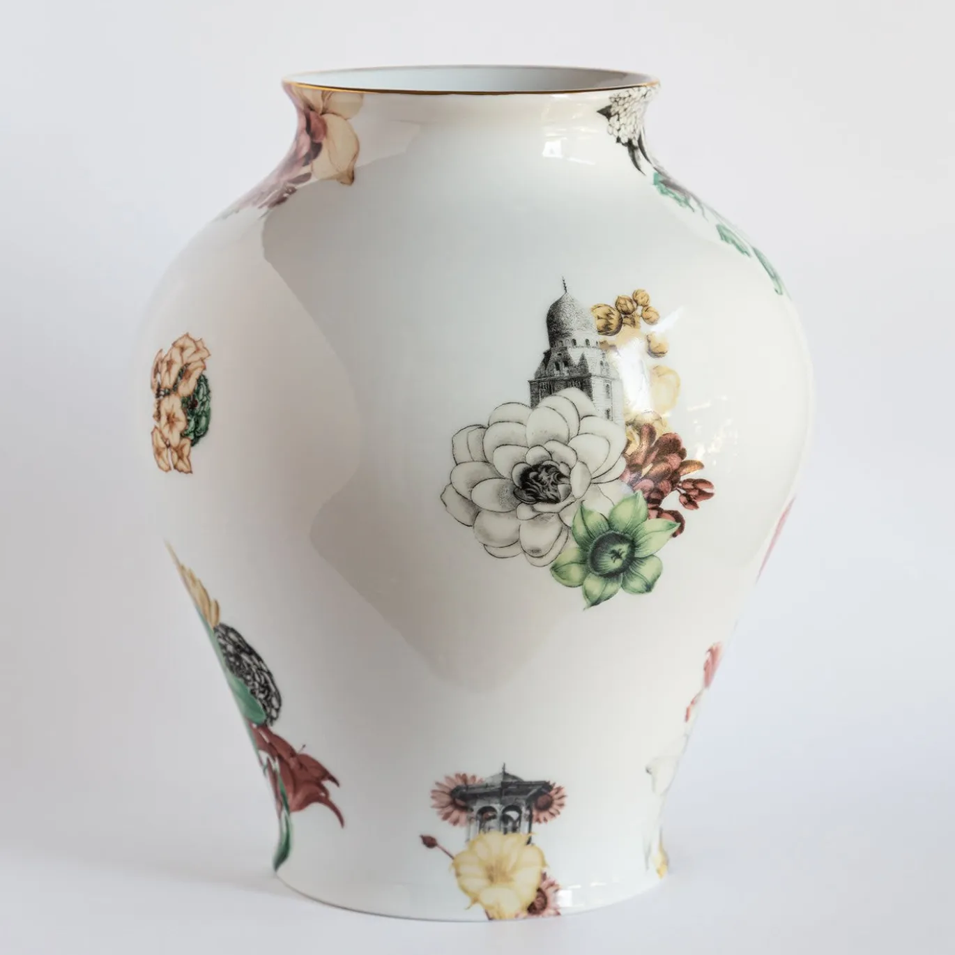 Cairo Vaso in porcellana ad anfora con fiori e architetture H27Cm