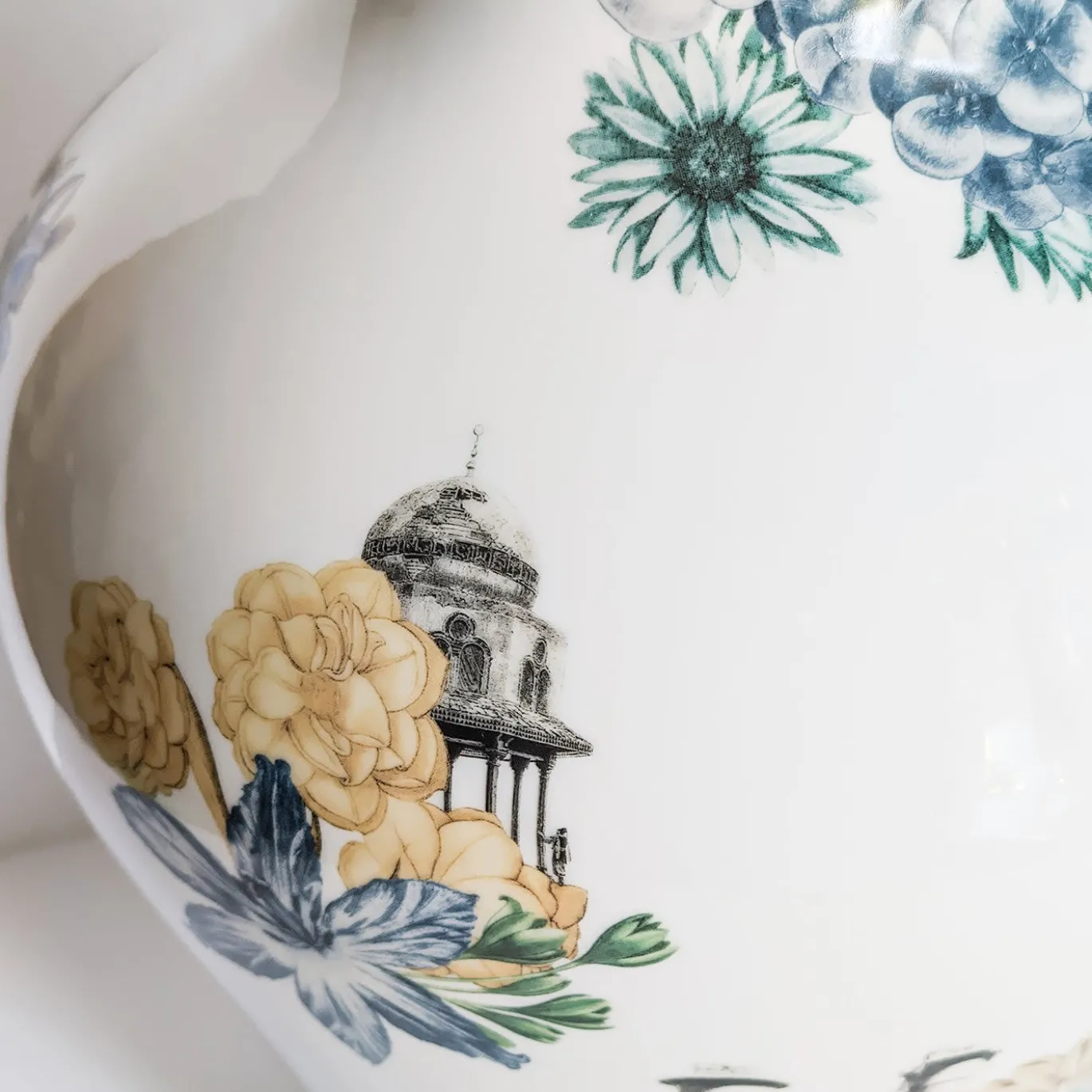Cairo Vaso in porcellana anfora con fiori e architetture H32Cm