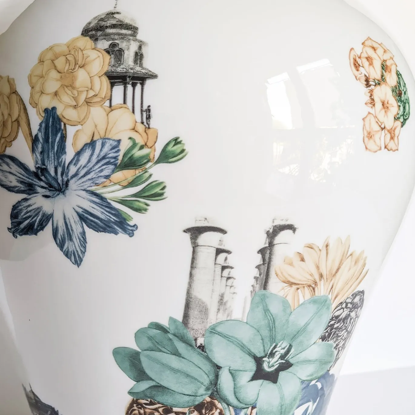 Cairo Vaso in porcellana anfora con fiori e architetture H32Cm