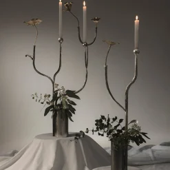 Candelabro doppio in ferro grigio con vaso di Debonademeo