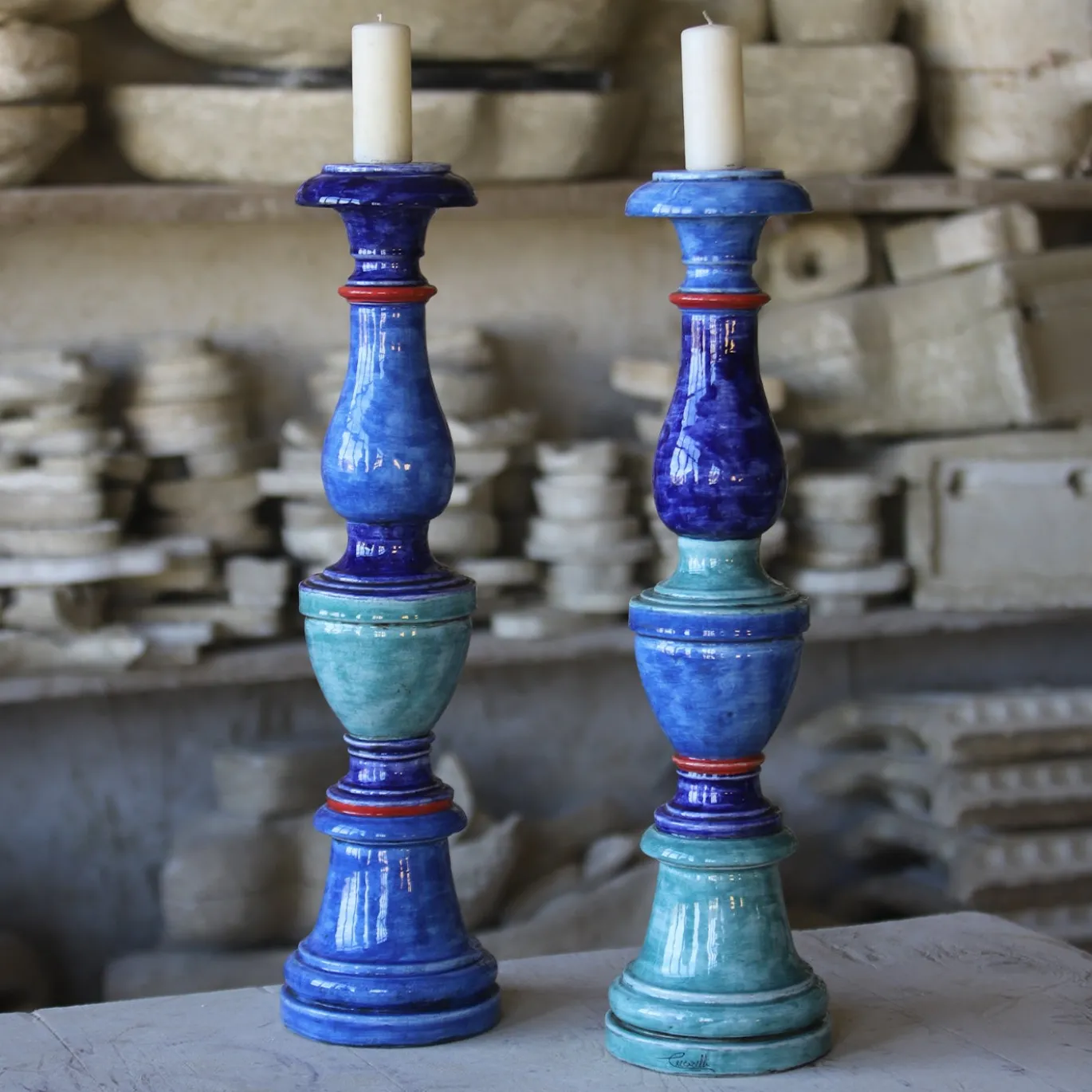 Candeliere in ceramica dai toni blu