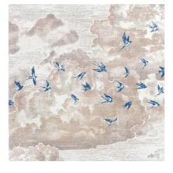 Carta da Parati con Rondini Blu e Cielo Pastello
