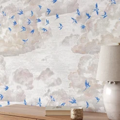 Carta da Parati con Rondini Blu e Cielo Pastello