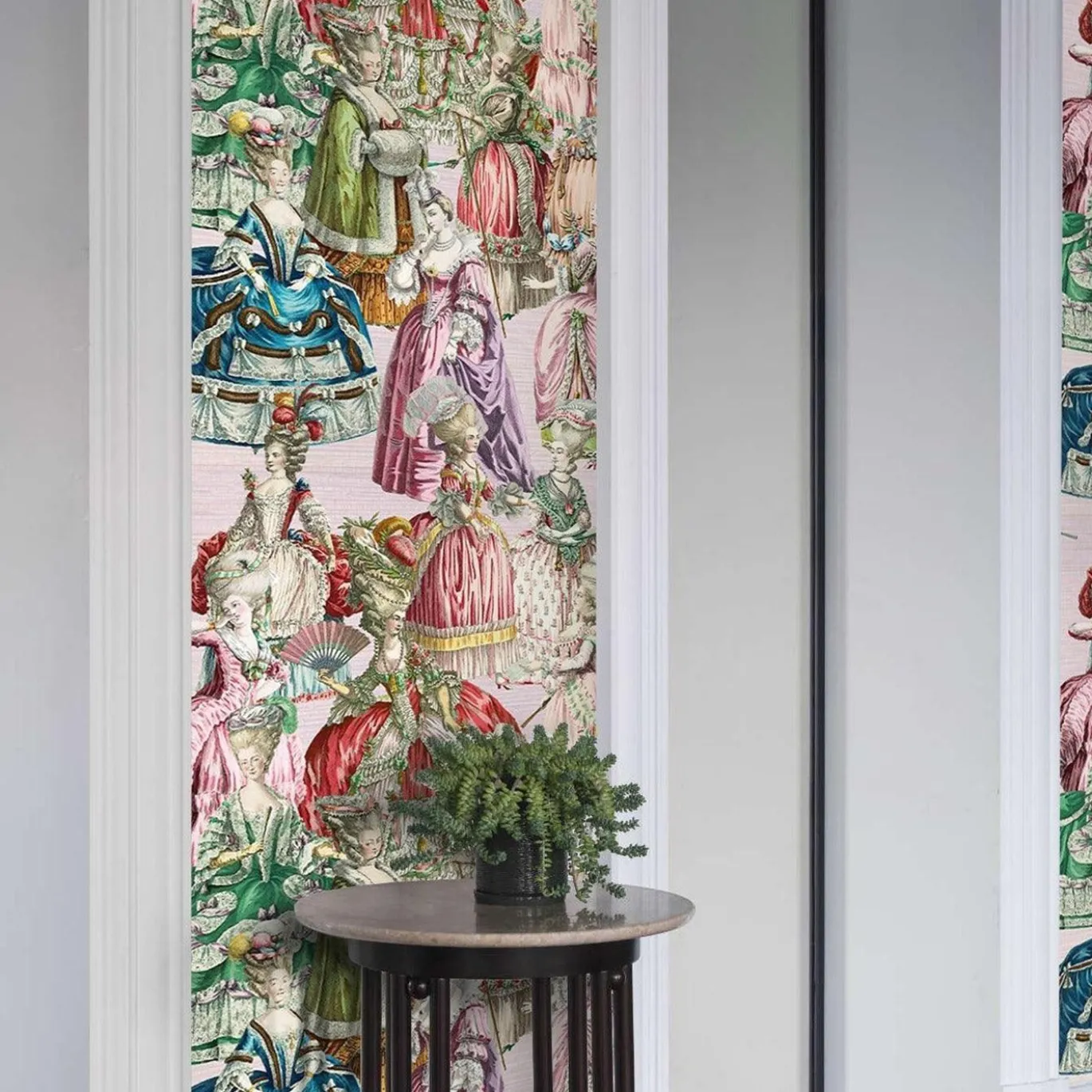 Carta da Parati Rococò Marie Antoinette con Abito d'Epoca
