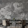 Carta da parati testurizzata con fiori in fiore in bianco e nero