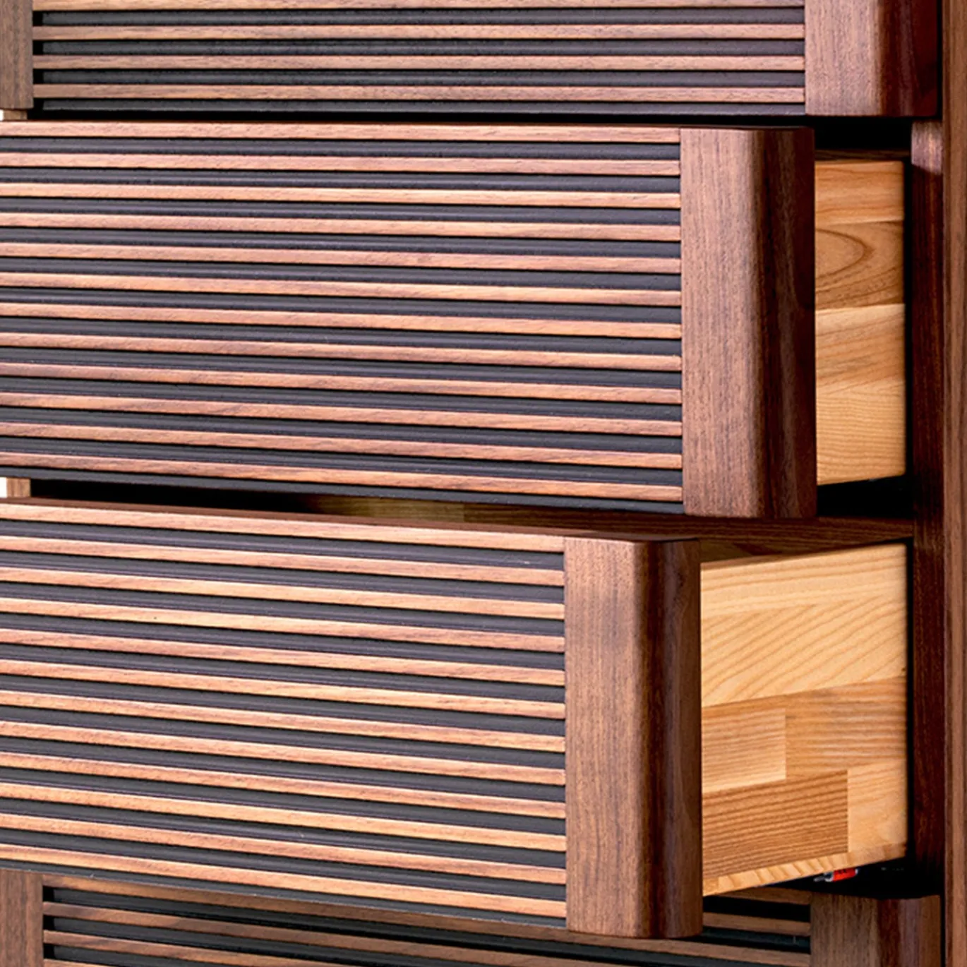 Cassettiera Riga Alta in Noce con Dettagli in Legno Scuro