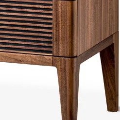 Cassettiera Riga Bassa in Noce con Dettagli in Legno Scuro