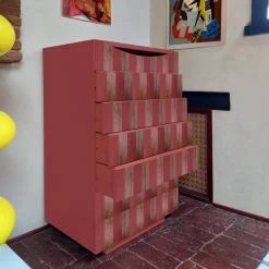 Cassettiera Settimino Strisce in legno di frassino laccato rosso