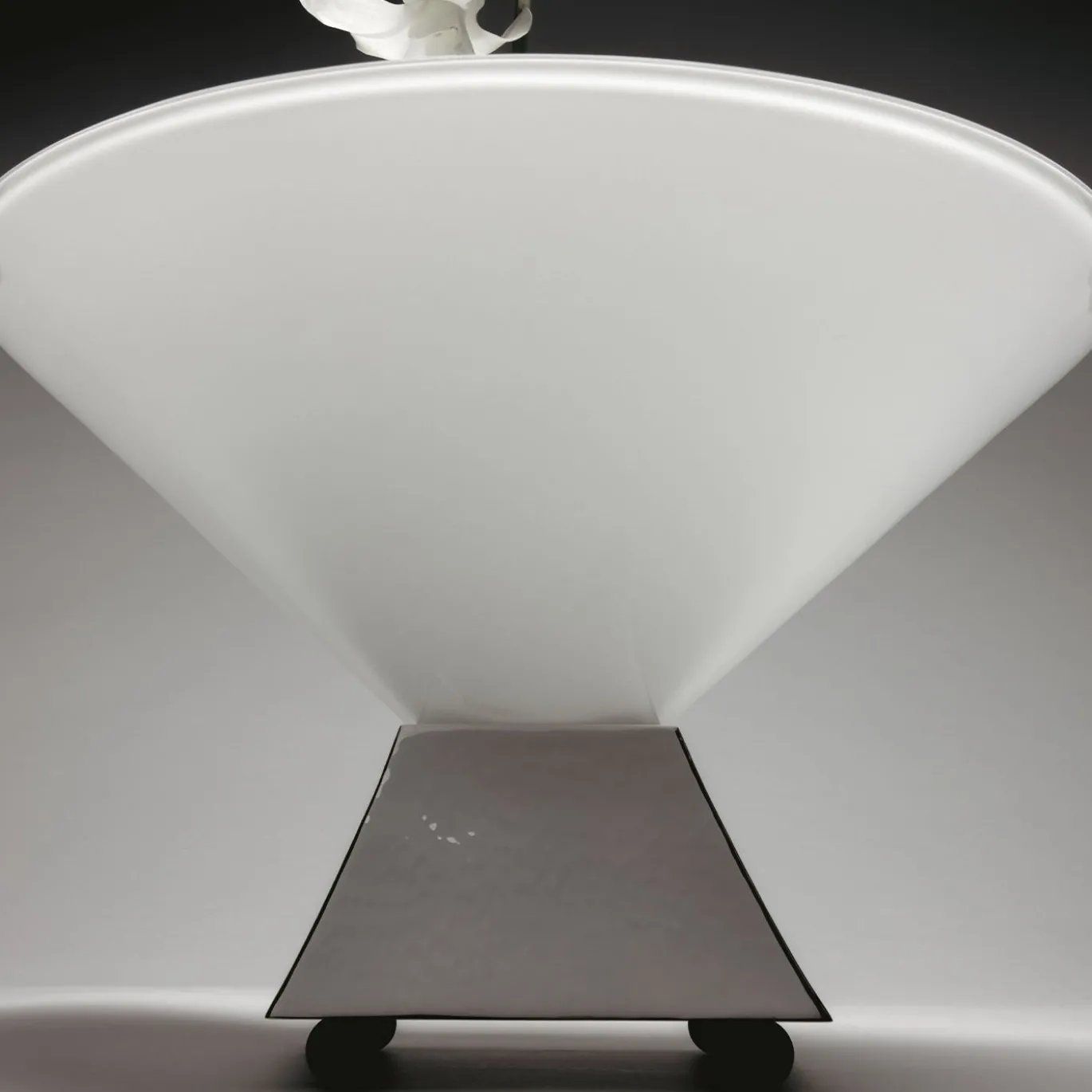 Centrotavola Alegria in ottone argentato con ciotola in vetro opalino bianco