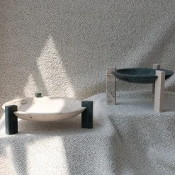 Centrotavola Block Stand alto in marmo Verde guatemala e Travertino